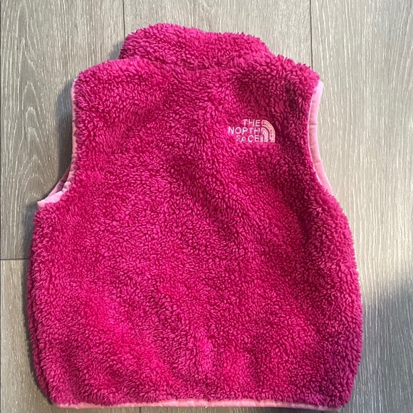 The North Face Pink Fuzzy Vest Girls Infant Toddler Sz 18 24 months 2T Light - Picture 4 of 7